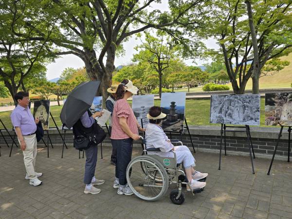 경주국립공원사무소가 지난달 31일부터 지난 8일까지 대릉원에서 개최한 사진전을 시민들이 관람하고 있다. 경주국립공원사무소.