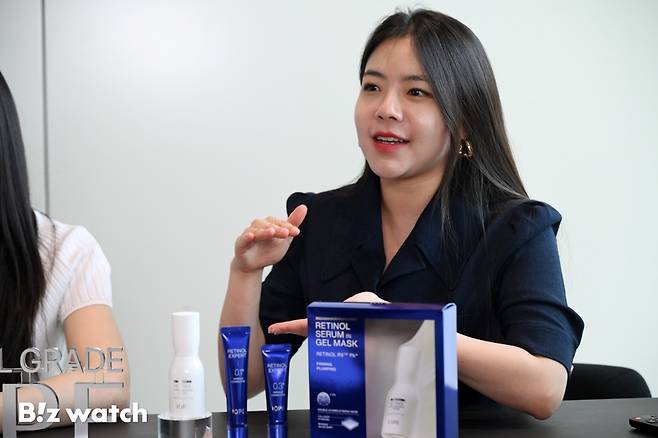 전혜미 아모레퍼시픽 럭셔리MC팀 차장이 아이오페의 '처방 레티놀' 캠페인에 대해 설명하고 있다. /사진=이명근 기자 qwe123@