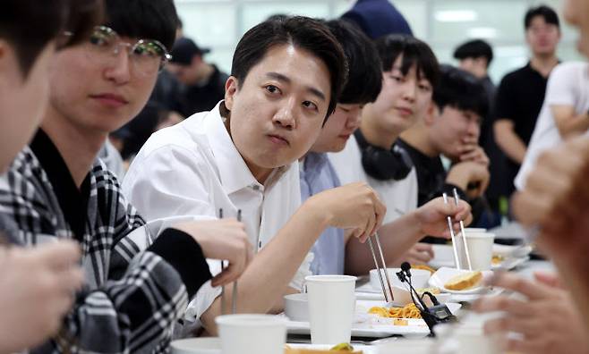 이준석 개혁신당 대통령 후보가 2일 오전 경기 시흥시 한국공학대학교 기술혁신파크 학생식당에서 ‘학식먹자 이준석’을 진행하고 있다. (사진=뉴시스)
