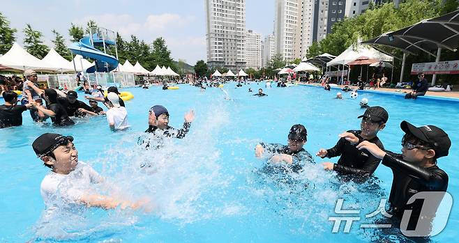 낮 최고기온이 30도를 넘으며 무더운 날씨를 보인 8일 오후 대전 대덕구 로하스산호빛공원 야외수영장에서 시민들이 더위를 식히고 있다. 2025.6.8/뉴스1 ⓒ News1 김기태 기자
