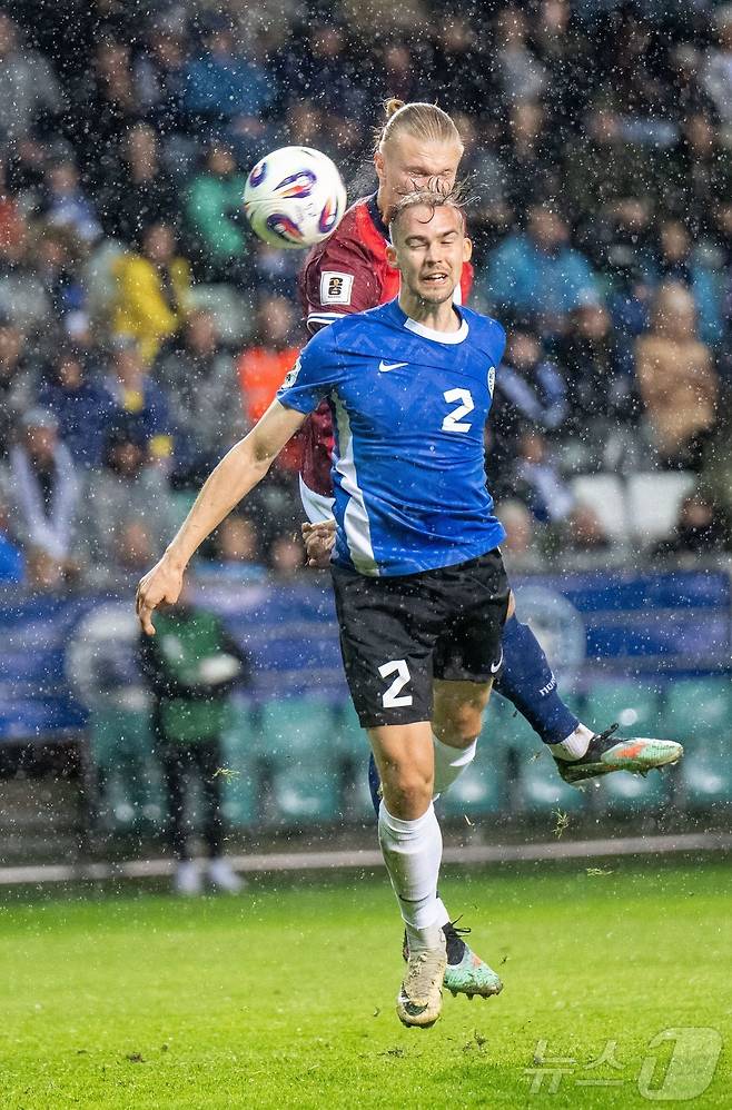 노르웨이 공격수 엘링 홀란드(뒤)는 10일(한국시간) 열린 2026 FIFA 북중미 월드컵 유럽 예선 I조 에스토니아와 4차전에서 결승 골을 터뜨려 1-0 승리를 이끌었다. ⓒ AFP=뉴스1