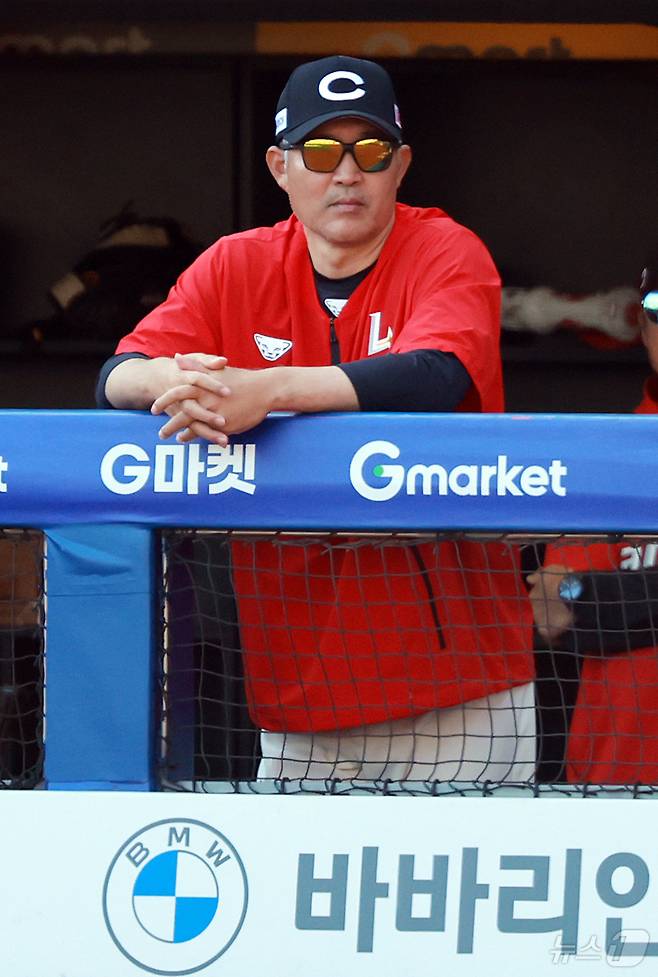 25일 오후 인천SSG 랜더스필드에서 열린 '2025 신한 SOL뱅크 KBO리그' LG 트윈스와 SSG 랜더스의 경기, 9회초 SSG 이숭용 감독이 굳은 표정으로 경기를 지켜보고 있다. 2025.5.25/뉴스1 ⓒ News1 김진환 기자