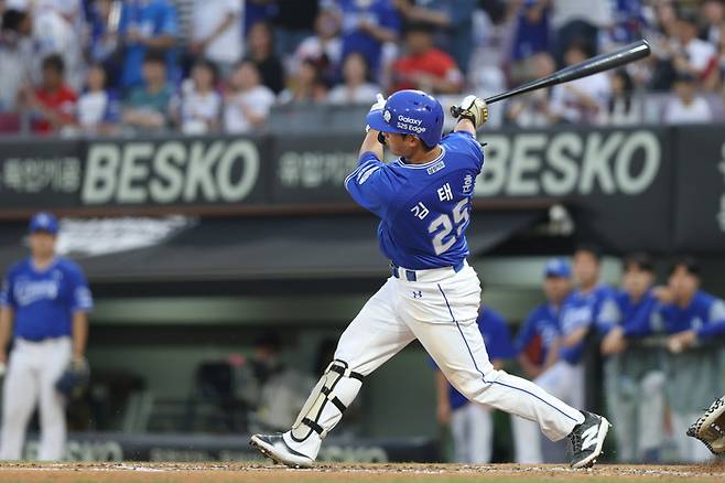 삼성 김태훈이 10일 광주-기아 챔피언스 필드에서 열린 2025 KBO리그 KIA전에서 4회초 타격하고 있다. 사진 | 삼성 라이온즈