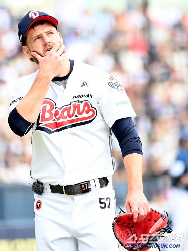 11일 잠실야구장에서 열린 NC와 두산의 더블헤더 1차전, 2회초 6실점하며 역전을 내준 두산 콜어빈이 아쉬운 표정으로 이닝을 끝마치고 있다. 잠실=허상욱 기자wook@sportschosun.com/2025.05.11/