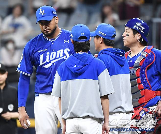 22일 서울 고척스카이돔에서 열린 삼성-키움전. 8회말 2사 1, 2루에서 마운드를 내려오는 레예스가 아쉬워하고 있다. 고척=정재근 기자 cjg@sportschosun.com/2025.5.22/