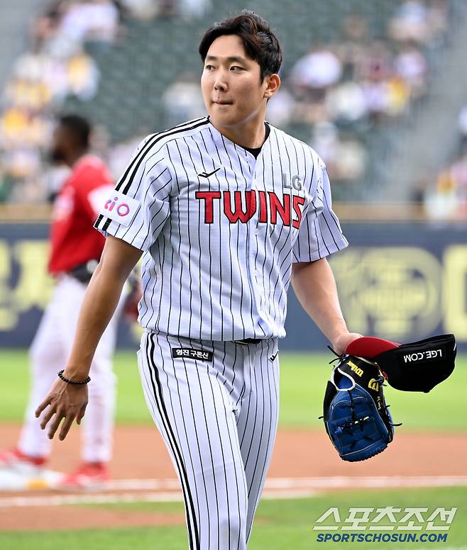 10일 잠실야구장에서 열린 SSG와 LG의 경기, 1회초 2사 1루 LG 손주영이 SSG 에레디아의 타구를 맞은 뒤 응급처치를 위해 더그아웃으로 향하고 있다. 잠실=허상욱 기자wook@sportschosun.com/2025.06.10/