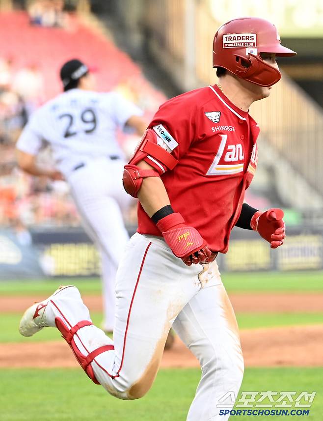 10일 잠실야구장에서 열린 SSG와 LG의 경기, 2회초 1사 1,2루 최지훈이 1타점 적시타를 치고 있다. 잠실=허상욱 기자wook@sportschosun.com/2025.06.10/