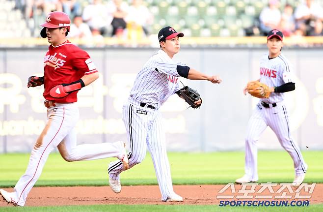 10일 잠실야구장에서 열린 SSG와 LG의 경기, 1회초 2사 2루 LG 3루수 김주성이 SSG 고명준의 타구때 1루 악송구를 범하고 있다. 잠실=허상욱 기자wook@sportschosun.com/2025.06.10/