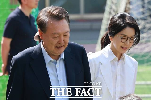 이재명 대통령이 10일 국무회의에서 '내란·김건희·채상병' 3대 특검법 공포안을 재가했다. 사진은 윤석열 전 대통령과 배우자 김건희 여사가 제21대 대통령 선거일인 3일 서울 서초구 한 초등학교에 마련된 투표소로 향하는 모습. /임영무 기자