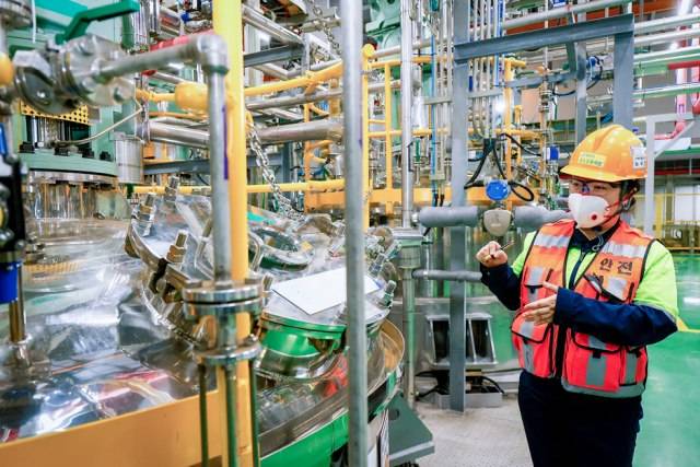 노수진 포스코퓨처엠 광양 전구체 공장 공장장이 10일 오전 취재진에게 공정을 설명하고 있다. /포스코퓨처엠