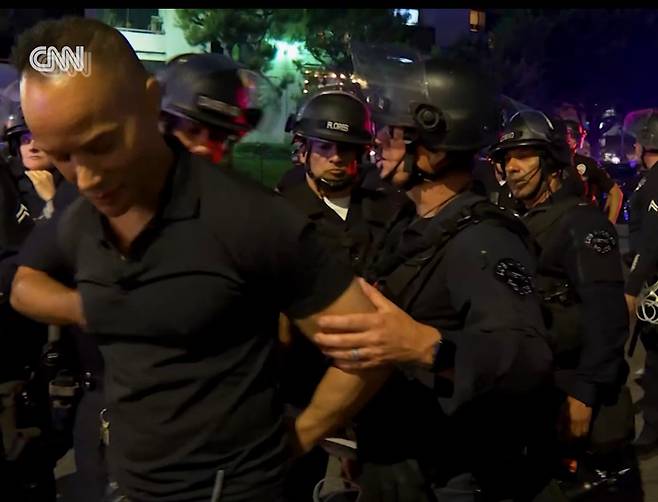 CNN 기자가 경찰에 연행되는 장면. /CNN