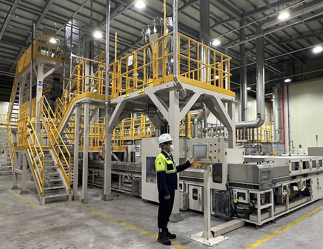 포스코퓨처엠 관계자가 세종 기술연구소 파일럿 플랜트에서 LMR 양극재 제품 생산을 테스트하고 있다. /포스코퓨처엠 제공