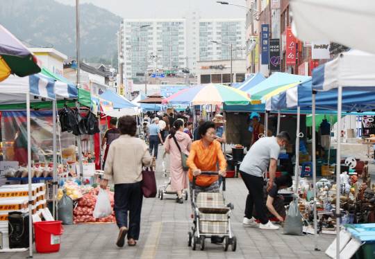 8일 태안읍에서 진행된 태안 오일장 1주년 기념행사 모습.