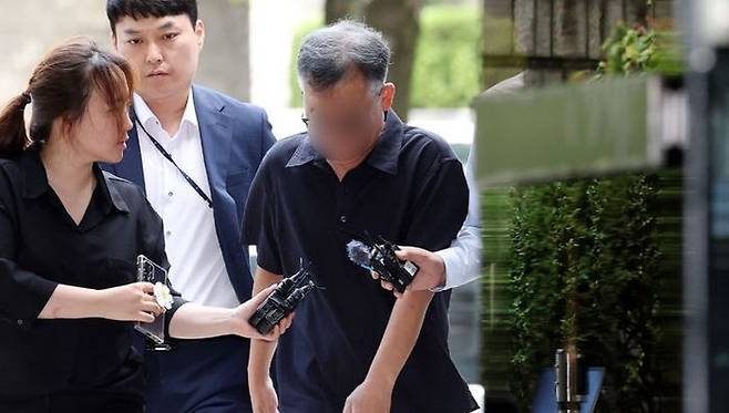 화천대유자산관리 대주주 김만배 씨와 돈거래를 한 의혹을 받고 있는 전 한겨레신문 부국장 석모씨가 지난해 7월 서울 서초구 서울중앙지방법원에서 '대장동 개발 특혜 혐의'와 관련 구속전 피의자 심문(영장실질심사)를 받기 위해 법정으로 향하고 있다.ⓒ뉴시스