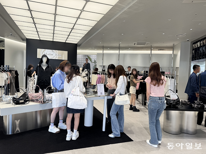 지난달 8일 방문한 일본 도쿄 ‘마뗑킴’ 시부야점에서 매장을 찾은 일본인 관광객들이 여름옷과 가방 등을 둘러보고 있다. 도쿄=김다연 기자 damong@donga.com