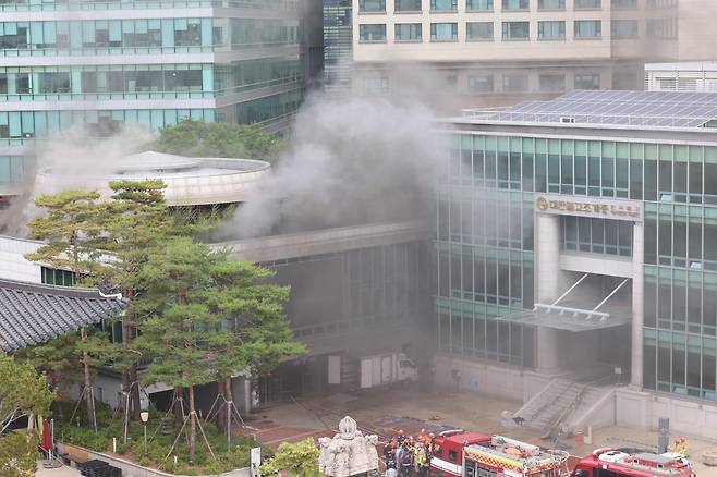 10일 서울 종로구 조계사 불교중앙박물관에서 화재가 발생해 검은 연기가 치솟고 있다. 2025.6.10/뉴스1
