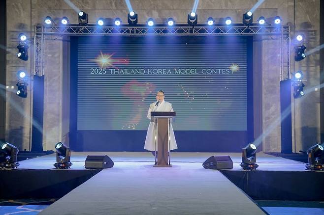 박용민 주 태국 한국대사가 지난 8일(현지시간) 태국 Amari 호텔 그랜드볼룸에서 개최된 '제4회 태국 한복모델 선발대회'에서 축사를 하고 있다. 한문화진흥협회 제공