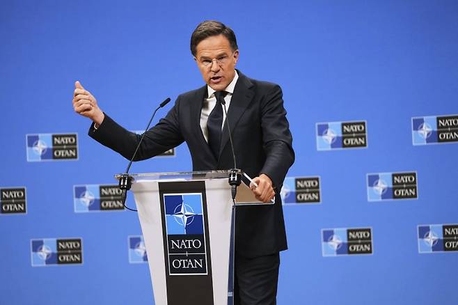 마르크 뤼터 북대서양조약기구(나토) 사무총장이 지난 4일(현지시간) 벨기에 브뤼셀의 나토 본부에서 우크라이나 방위접촉그룹 회의에 앞서 기자회견 중 연설하고 있다. AP뉴시스