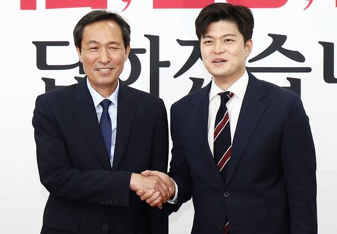 김용태 국민의힘 비상대책위원장이 10일 서울 여의도 국회에서 우상호 정무수석을 접견하고 있다. 뉴스1