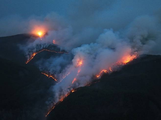 야간에도 강풍을 타고 산불이 번지고 있다. 사진 기후위기기록단