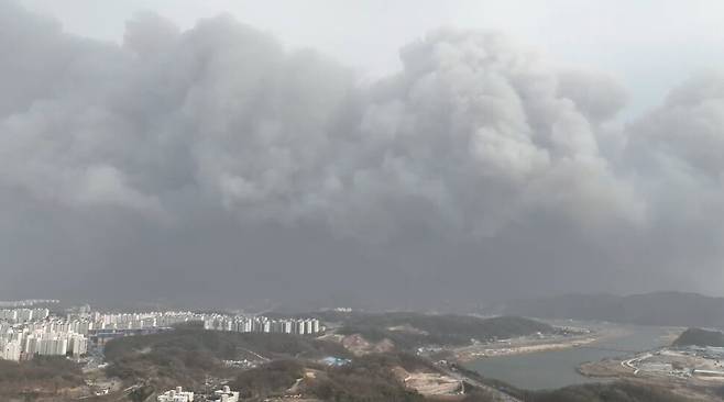 산불 연기가 안동 시내까지 퍼진 모습. 한국은 아파트 등 인구 밀집 지역이 많은 만큼 도심형 산불에 대한 경각심이 필요하다는 지적이 나온다. 사진 기후위기기록단