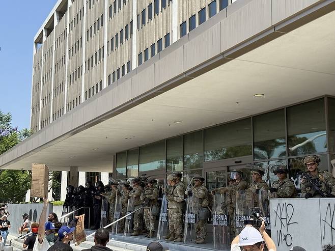 지난 7일 이민세관단속국(아이스·ICE)의 대대적인 단속 이후 나흘째 이에 항의하는 시위가 미국 캘리포니아주 로스앤젤레스 다운타운에서 이어지고 있다. 9일 시위대는 오후 내내 연방 기관이 입주한 청사에 집중했다. 도널드 트럼프 미국 대통령이 법적 논란을 빚으며 동원한 주 방위군이 이 건물 경계 근무 중이었기 때문이다.