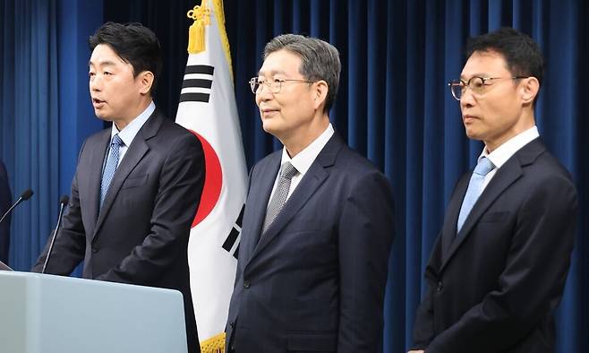강훈식 대통령 비서실장이 지난 8일 용산 대통령실에서 수석 인선을 발표하고 있다. 가운데가 오광수 민정수석, 오른쪽으은 이규연 홍보소통수석. 연합뉴스