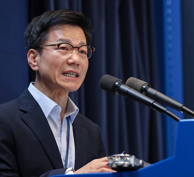 2018년 9월28일 이정도 당시 청와대 총무비서관이 청와대 춘추관에서 ‘업무추진비 의혹\\\'과 관련한 해명 회견을 하고 있다. 연합뉴스