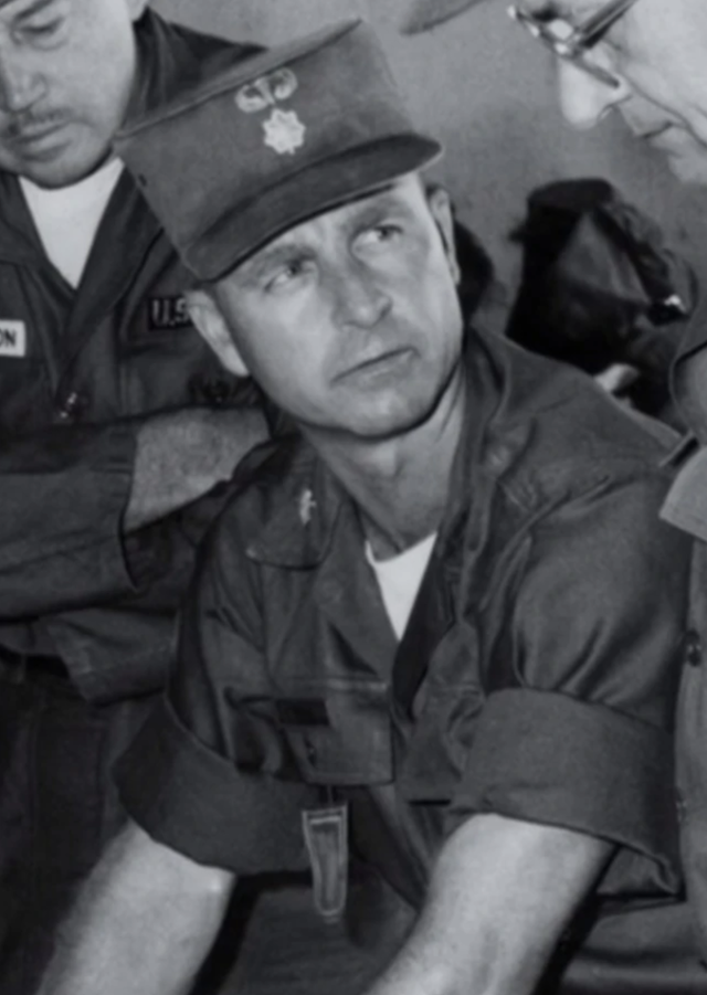 미 육군 현역 시절의 존 폴 반. 그는 공식적으론 대통령 자유메달을 받은 미국의 전쟁 영웅이다. veterantributes.org