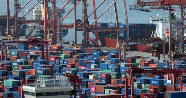 1일 부산 남구 신선대부두 야적장에 수출입 컨테이너가 가득 쌓여 있다. 뉴시스