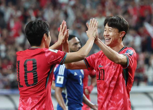 이재성(오른쪽)이 10일 서울월드컵경기장에서 열린 쿠웨이트와의 2026 북중미 월드컵 아시아 3차 예선에서 네 번째 골을 넣은 뒤 이강인과 기뻐하고 있다. 뉴시스