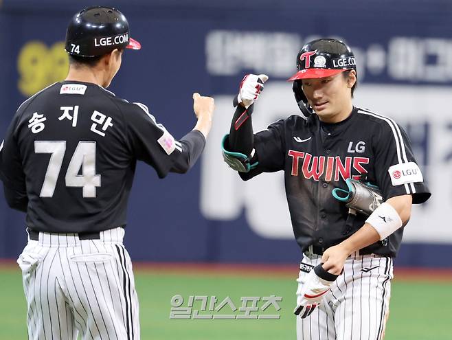 8일 오후 서울 고척스카이돔에서 열린 2025 프로야구 LG 와 키움 경기. LG 신민재가 7회 1타점 적시타를 날리고 2루까지 진루한 뒤 기뻐하고 있다. 고척=정시종 기자 capa@edaily.co.kr /2025.06.08.