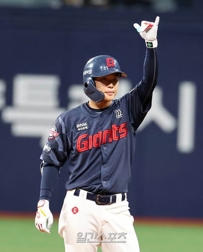 30일 오후 서울 고척스카이돔에서 열린 2025 프로야구 롯데 와 키움 경기. 롯데 이호준이 4회 1타점 2루타를 날리고 기뻐하고있다. 고척=정시종 기자 capa@edaily.co.kr /2025.04.30.