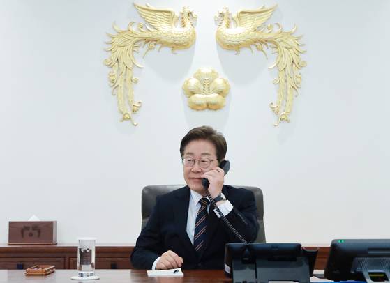 이재명 대통령이 9일 서울 용산 대통령실 청사 집무실에서 이시바 시게루 일본 총리와 전화 통화를 위해 수화기를 들고 있다. 연합뉴스