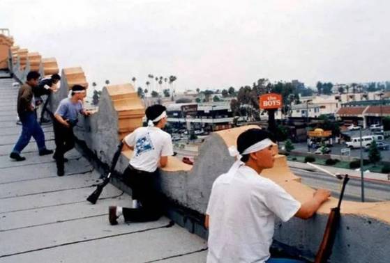 LA 폭동 당시 무장하여 코리아타운을 지켰던 한인 자경단. 사진 온라인 커뮤니티