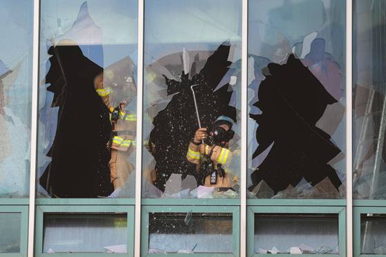 10일 서울 종로구 조계사 옆 불교중앙박물관에서 화재가 발생해 소방관들이 진화작업 하고 있다. 연합뉴스