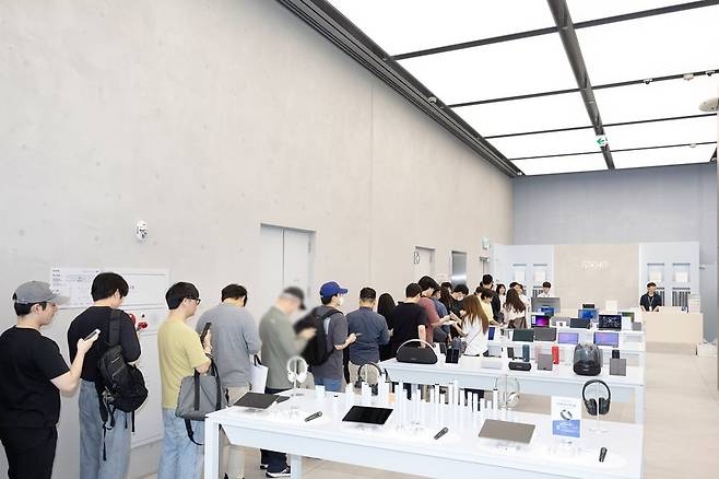 갤럭시S25 엣지 사전 개통 첫날인 지난달 21일 삼성 강남에 제품을 수령하기 위해 방문객들이 기다리고 있다. 사진=삼성전자