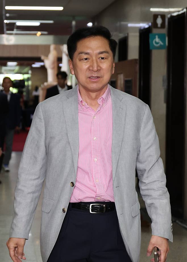 김기현 국민의힘 의원이 9일 국회에서 열린 4선 이상 의원 회의에 참석하고 있다. 연합뉴스