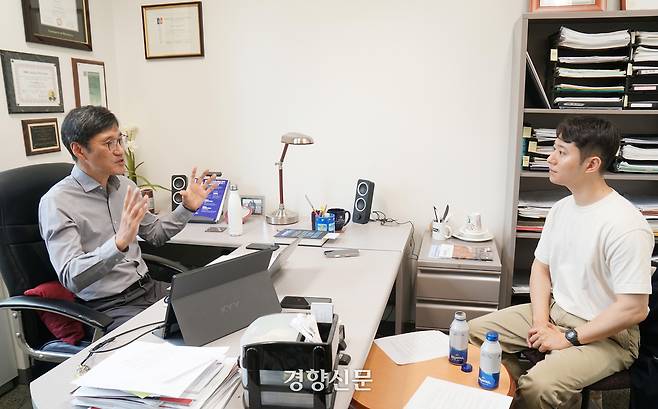 이관후 아메리칸대 교수(왼쪽)가 지난 4월25일(현지시간) 미국 워싱턴 아메리칸대 연구실에서 경향신문 기자와 인터뷰하고 있다. 워싱턴 | 김경학 기자