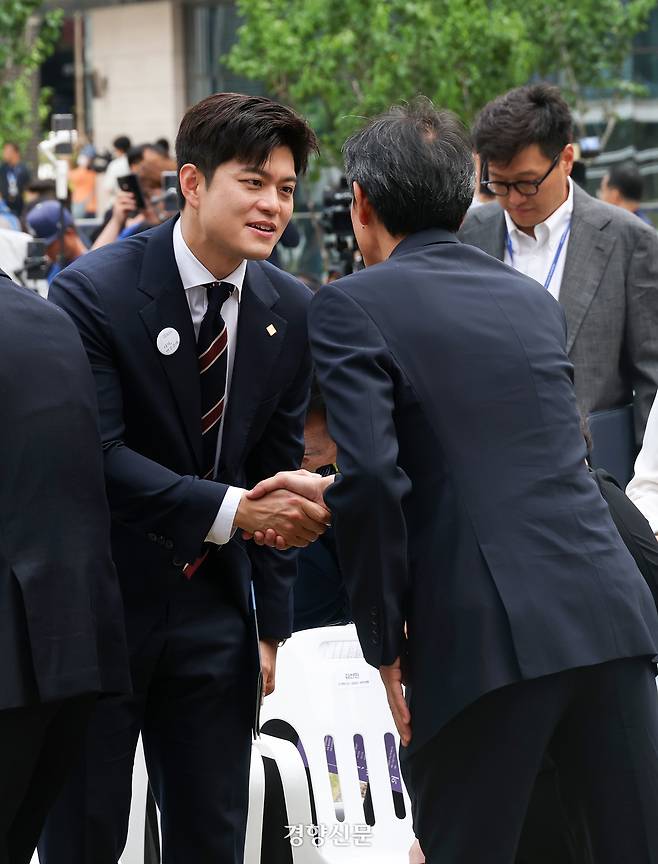 김용태 국민의힘 비상대책위원장이 10일 서울 용산구 민주화운동기념관에서 열린 제38주년 6·10민주항쟁 기념식 및 개관식에서 우상호 정무수석과 인사를 나누고 있다. 권도현 기자