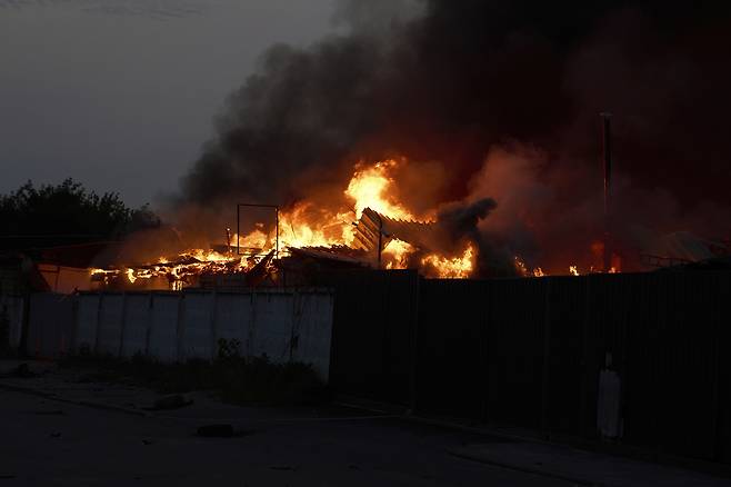 10일(현지시간) 우크라이나 키이우에서 러시아의 대규모 미사일 및 무인기(드론) 공격으로 불타는 차고 위로 검은 연기와 불길이 치솟고 있다. AP연합뉴스