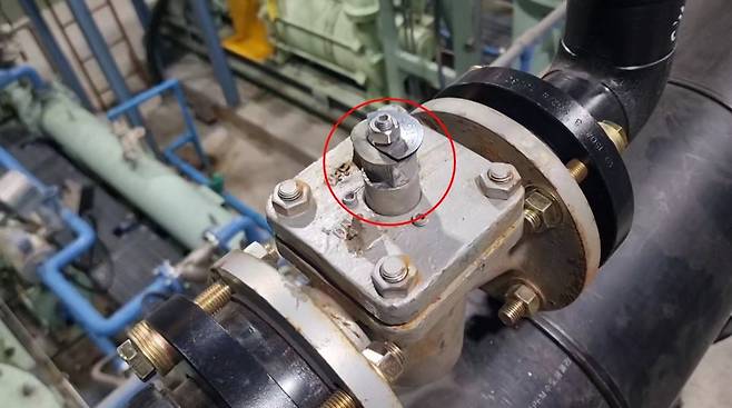 태안화력발전소 10호기 CVP벤트 밸브. 핸들을 거는 부품(빨간색 동그라미 안)이 파손돼 있다. 대책위 제공