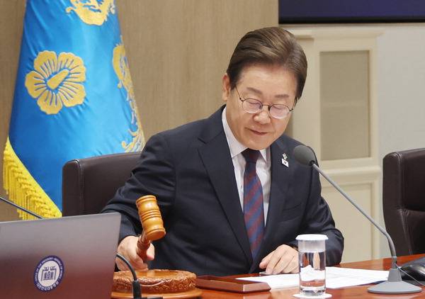 이재명 대통령이 10일 서울 용산 대통령실에서 취임 이후 두 번째 국무회의를 주재하며 의사봉을 두드리고 있다. 이 대통령은 이날 ‘3대 특검법안’을 의결했다. 연합뉴스