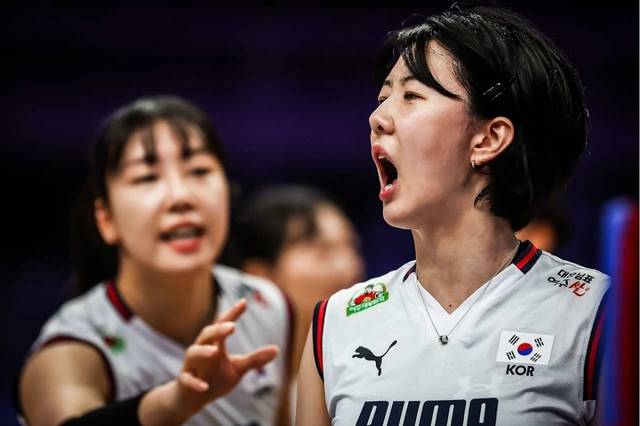 한국 여자 배구대표팀 강소휘(오른쪽)가 9일(한국시간) 브라질 리우데자네이루에서 열린 2025 국제배구연맹(FIVB) 발리볼네이션스리그(VNL) 1주 차 예선 2조 미국과 4차전 경기 중 아쉬워하고 있다. FIVB 제공