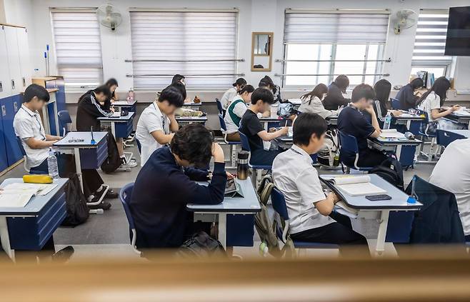지난 4일 서울 금천구의 한 고등학교 교실에 학생들이 앉아 있다. (이 사진은 기사 내용과 직접 관련이 없음) 뉴시스