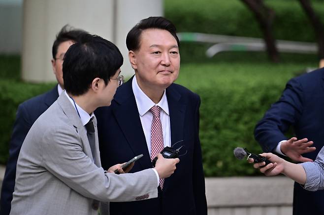 윤석열 전 대통령이 9일 오후 서울 서초구 중앙지방법원에서 열린 내란 우두머리 혐의, 직권남용 권리행사방해 혐의 사건 6차 공판을 마친 후 취재진의 질문을 받으며 법원을 나서고 있다. 뉴시스