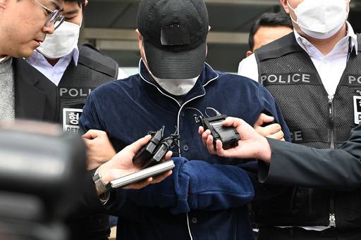 부모와 처자식 등 일가족 5명을 살해한 50대 가장 이모씨가 구속 전 피의자 심문(영장실질심사)에 출석하기 위해 지난달 17일 경기 용인동부경찰서 유치장을 나오고 있다. 뉴시스