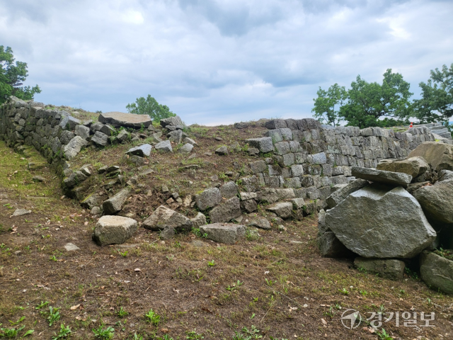 9일 오전 인천 강화군 건평돈대 전경. 돈대로 향하는 진입로부터 어수선하고 유서 깊은 돈대를 설명하는 표지판조차 찾아볼 수 없다. 조향래기자