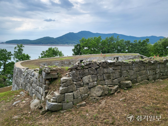 9일 오전 인천 강화군 건평돈대 전경. 돈대로 향하는 진입로부터 어수선하고 유서 깊은 돈대를 설명하는 표지판조차 찾아볼 수 없다. 조향래기자