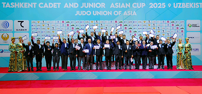 우즈베키스탄 타슈켄트의 알포미시 무즈사로이에서 열린 2025 아시아유도연맹 18세 이하 아시안컵을 통해 실기시험을 치러 합격한 이승원 제39대 대한유도회 홍보위원장 등 국제유도연맹 콘티넨털 심판들이 단체 기념 촬영을 하고 있다. 사진=우즈베키스탄유도회